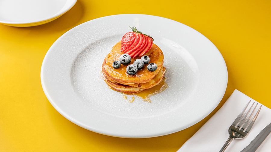 Ricotta and lemon pancakes with berries